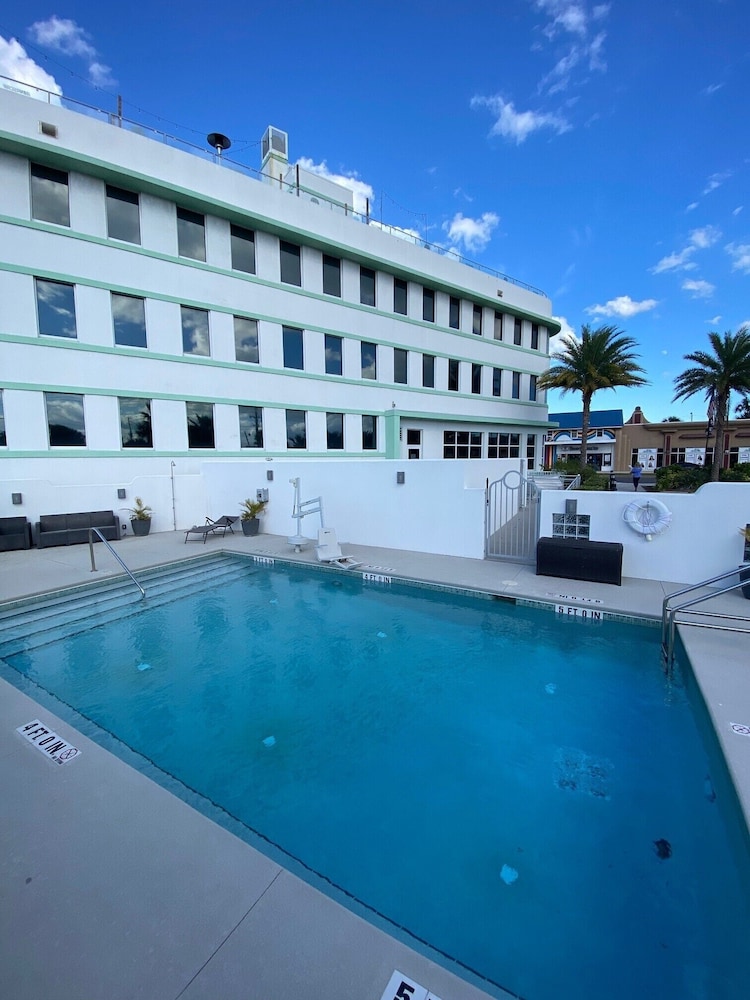 Streamline Hotel 3/50