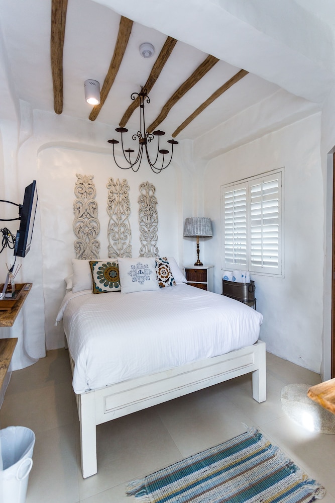 STANDARD, QUEEN BED