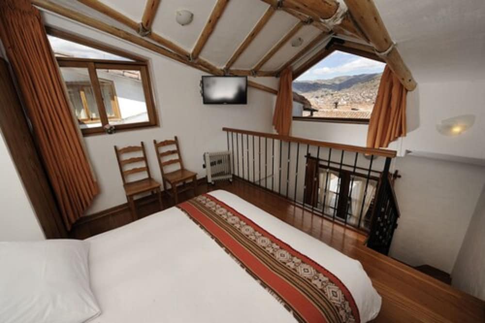 SUITE, QUEEN BED
