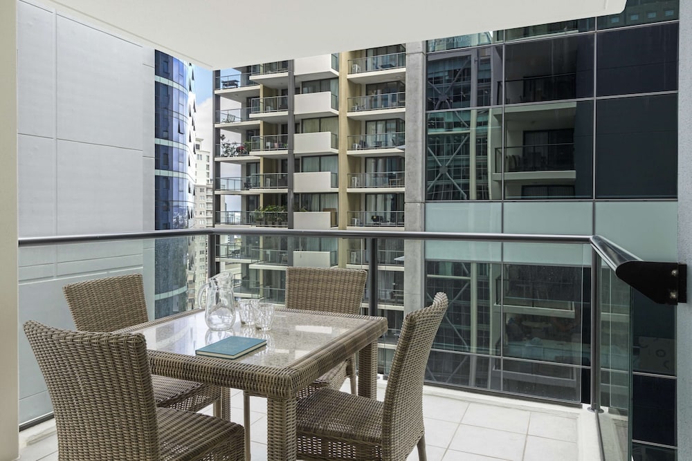 Oaks Brisbane River City Suites 52/72