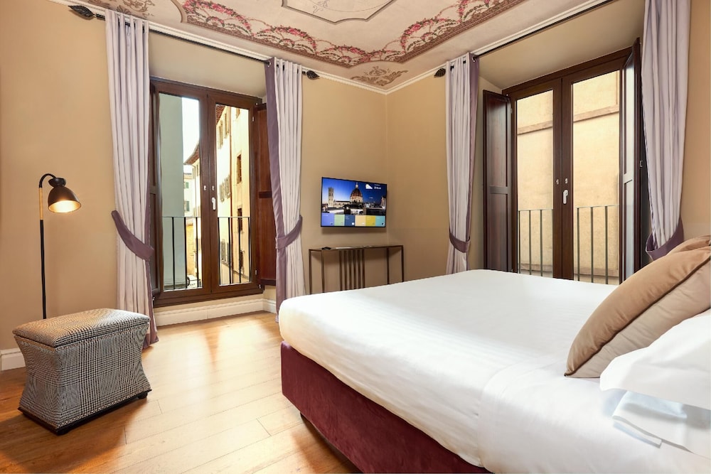 DELUXE, DOUBLE OR TWIN BED