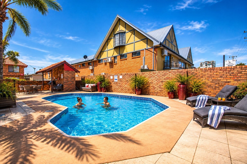 ROYAL PALMS MOTOR INN 70/76