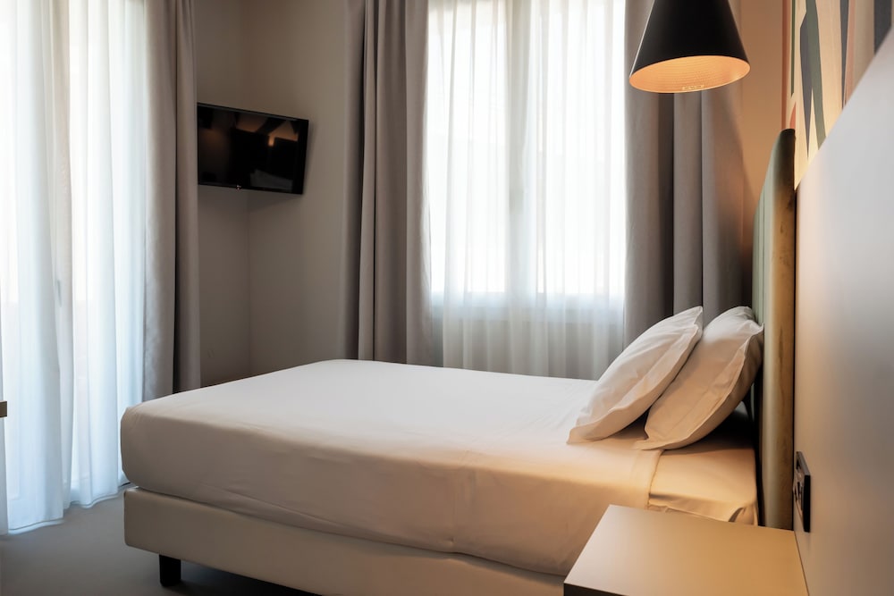 ROOM, SINGLE