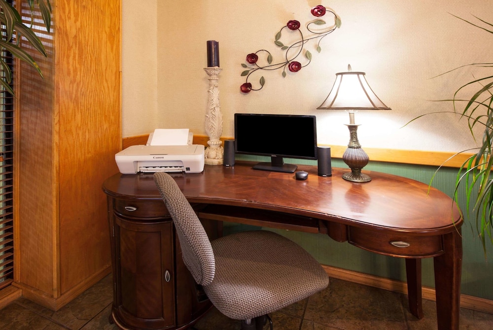 Days Inn by Wyndham Clinton 17/24