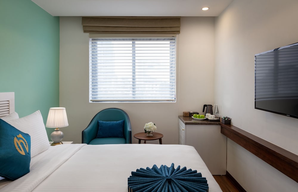 غرفة بريميوم بسرير كوين، Minasi HanoiOi Hotel 2/4