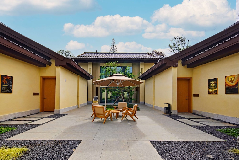 Howard Johnson Hot Springs Plaza YingHuaShan 7/60