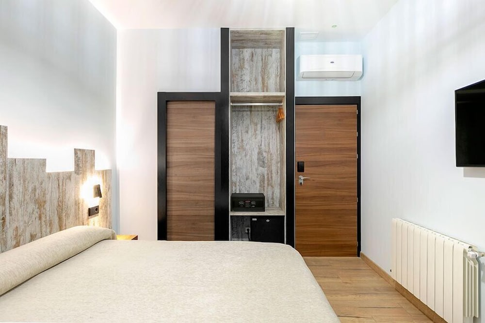 Hostal Anton Martin 17/61