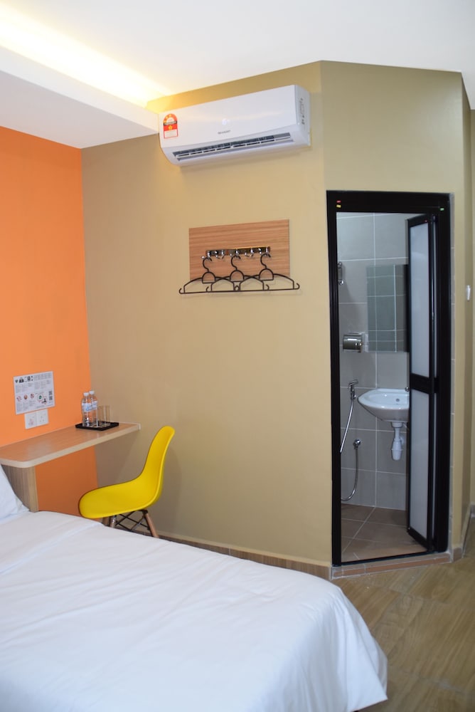 Room, Twin Beds, No Window