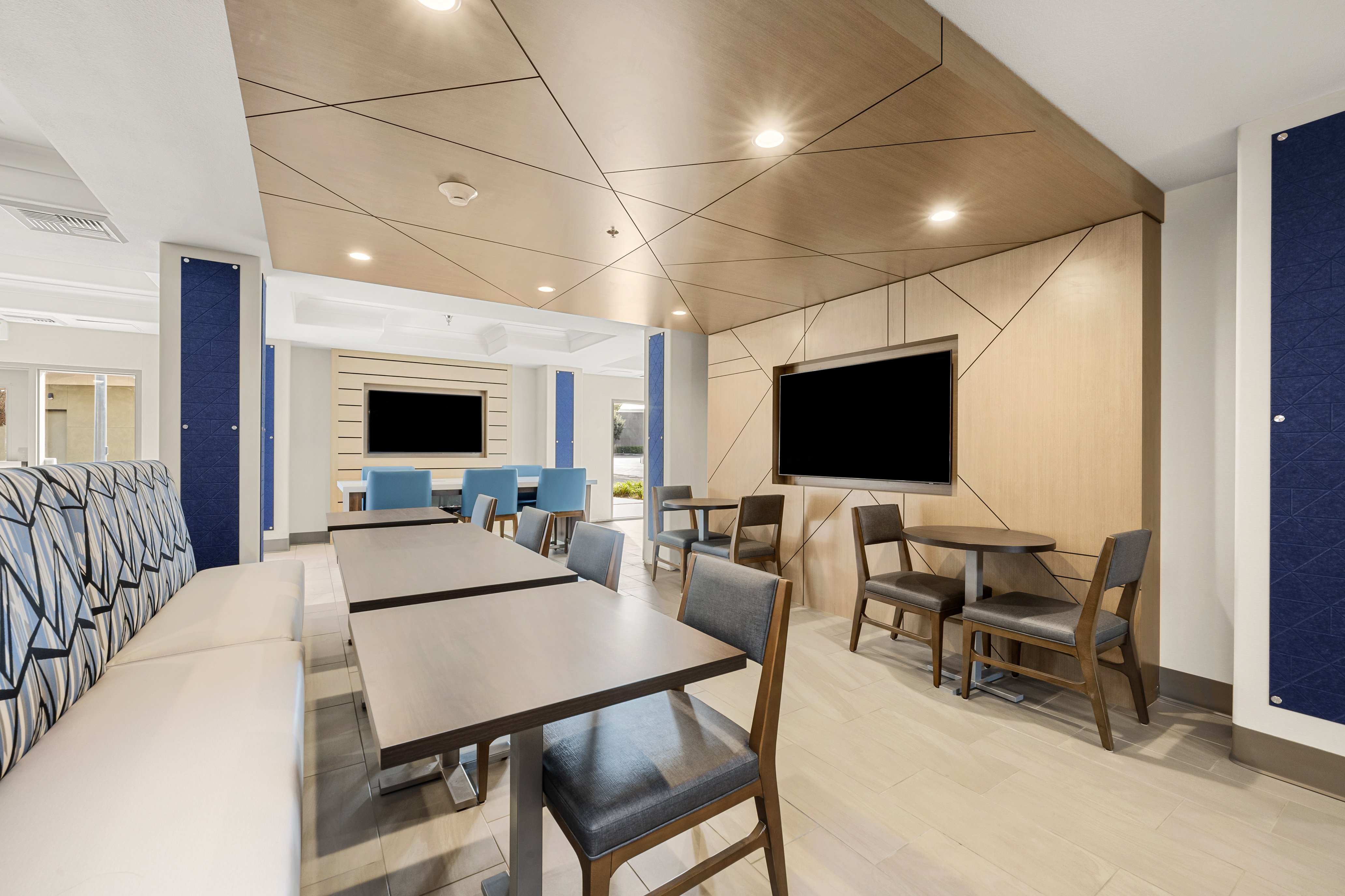 Holiday Inn Express Hotel & Suites Lincoln-Roseville Area 64/71