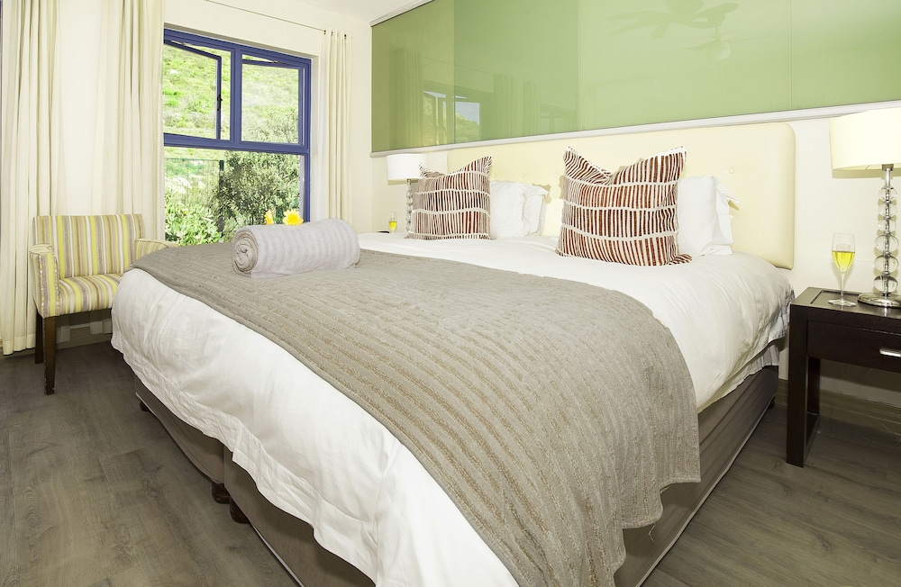 Magellans Hotel 7/50