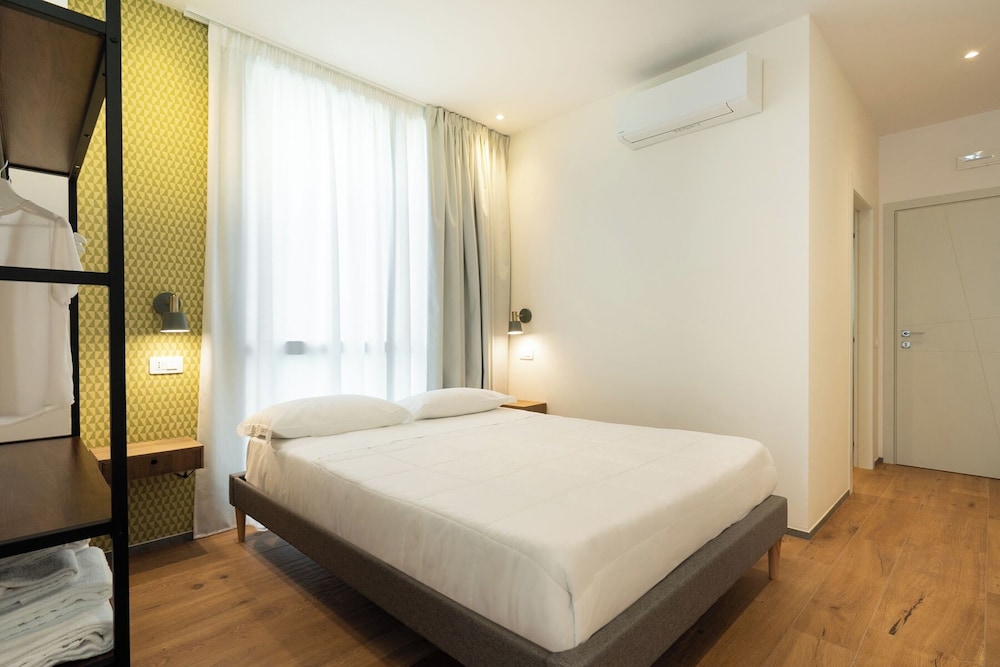 Studio, Queen Bed