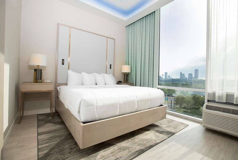 SUPERIOR, SUITE, KING BED, SKYLINE VIEW