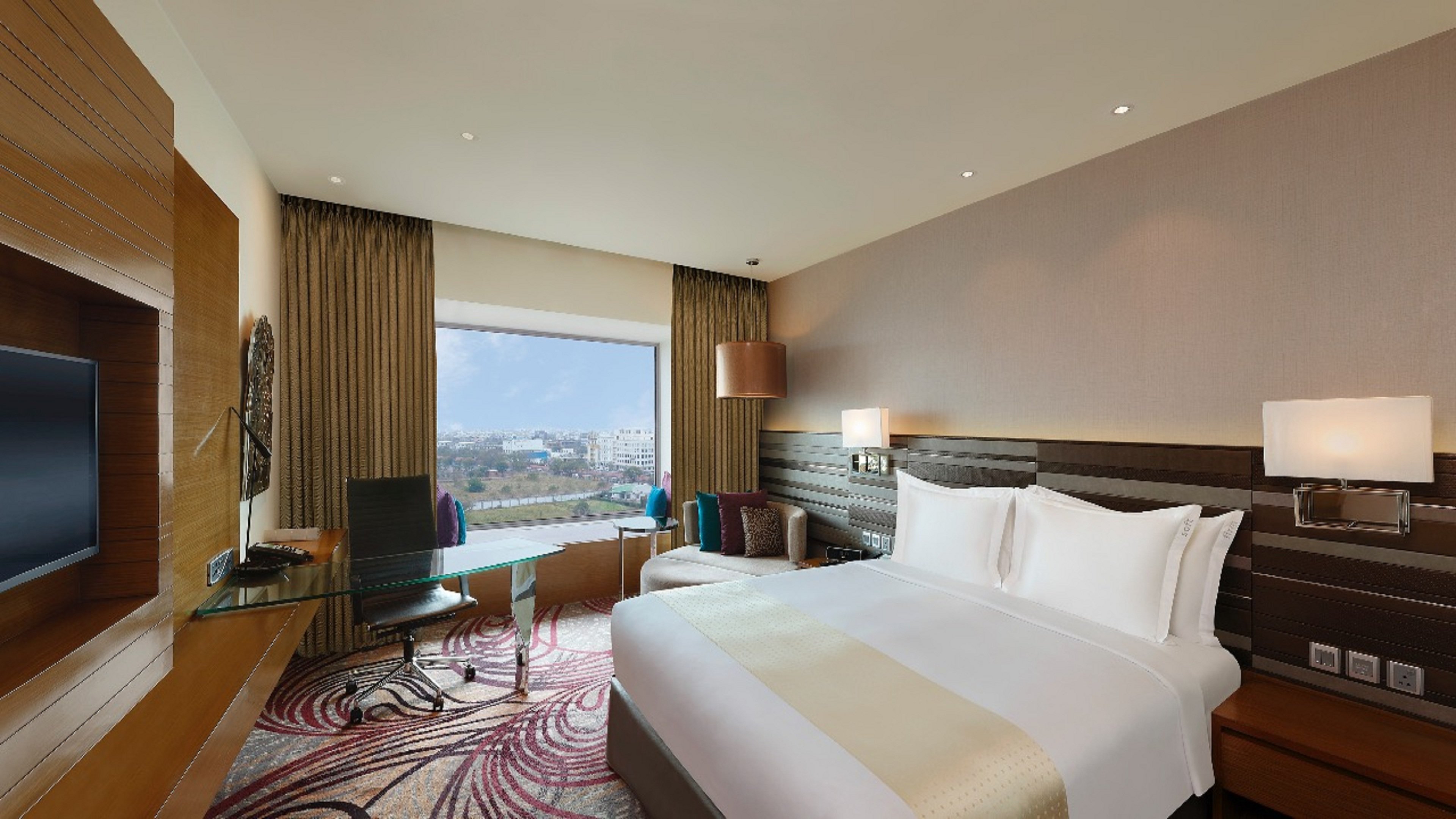 Standard, King Bed, Bath and Shower, Smoking، Holiday Inn Jaipur City Centre by IHG 2/4
