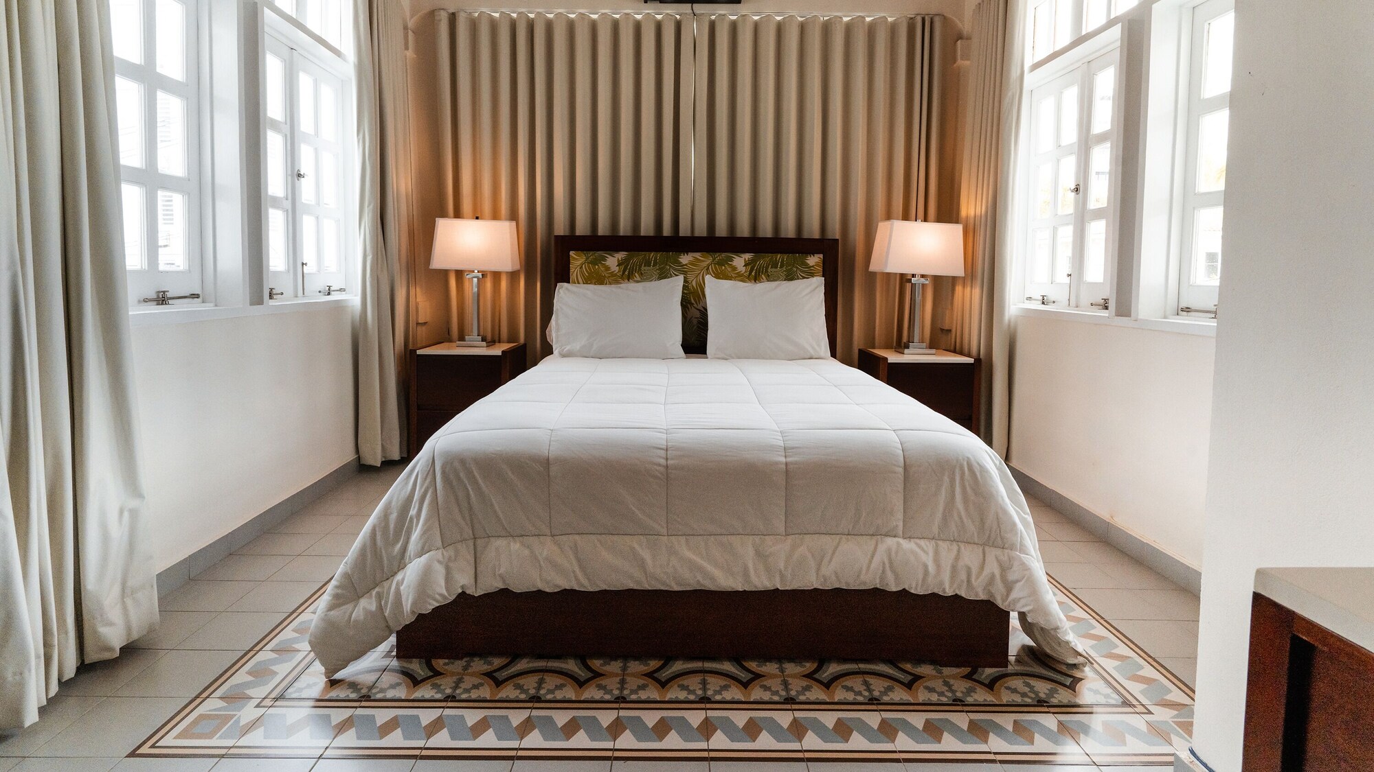 LUXURY, QUEEN BED