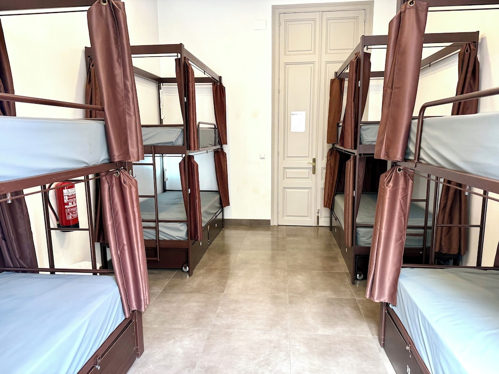 MIXED DORM, 8 PEOPLE