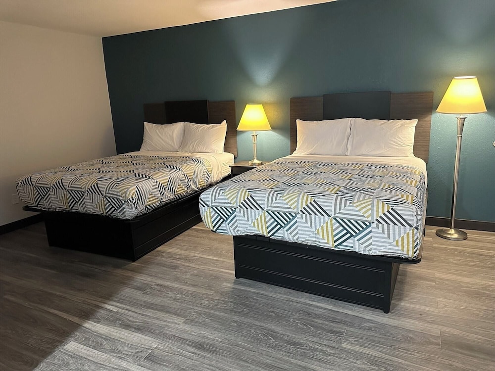 STANDARD, 2 QUEEN BEDS, KITCHENETTE