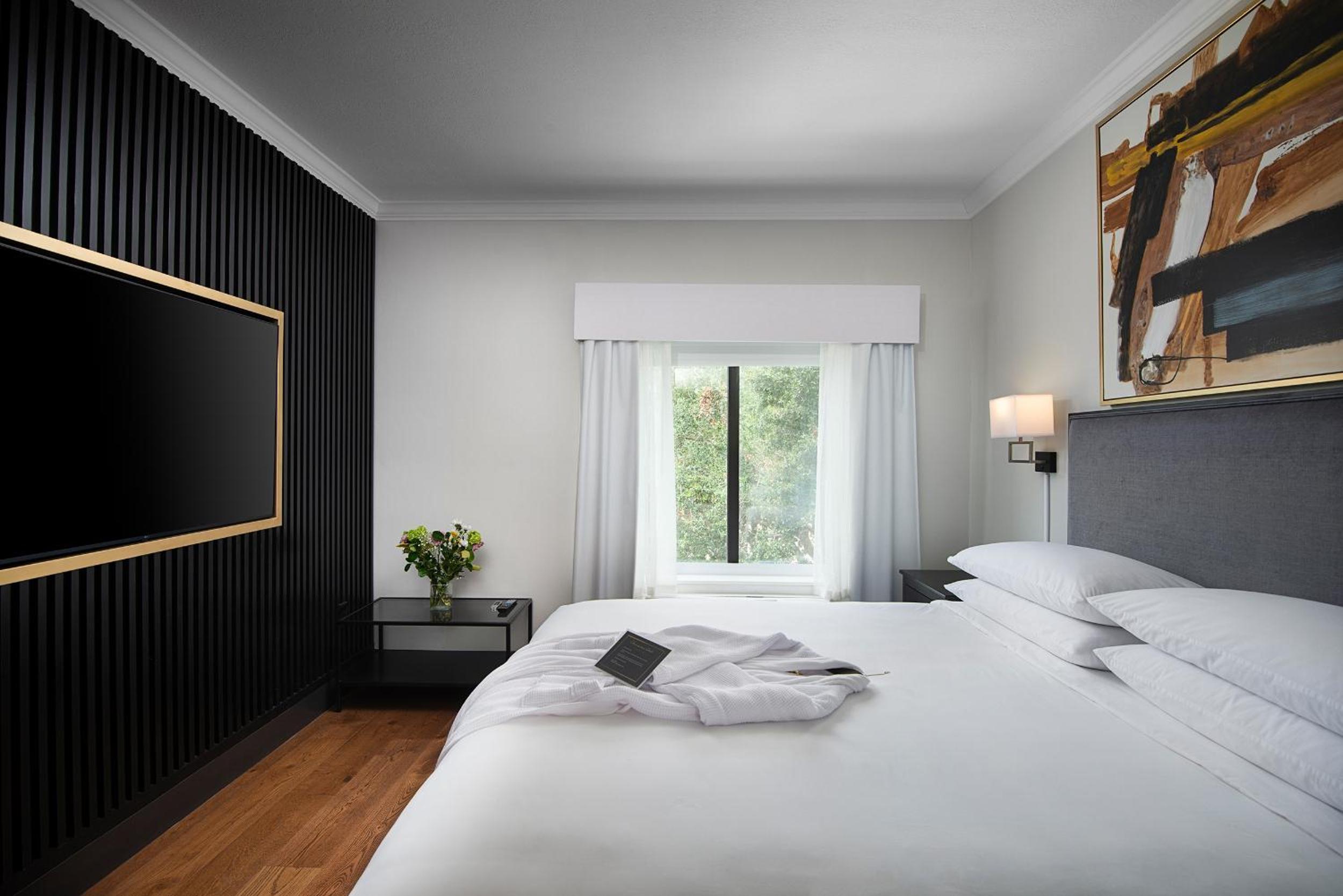 DELUXE, DOUBLE BED