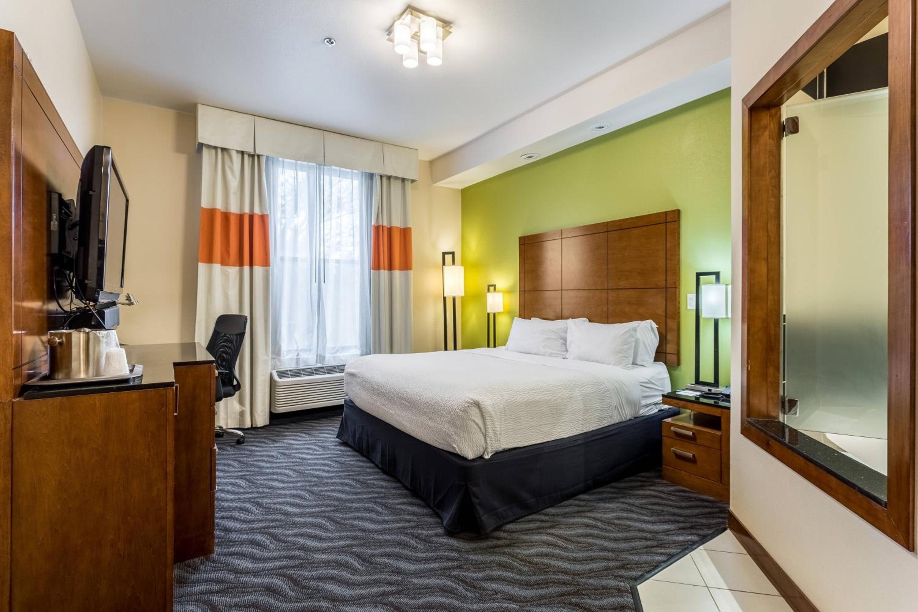 Specialty, King Bed, Bathtub