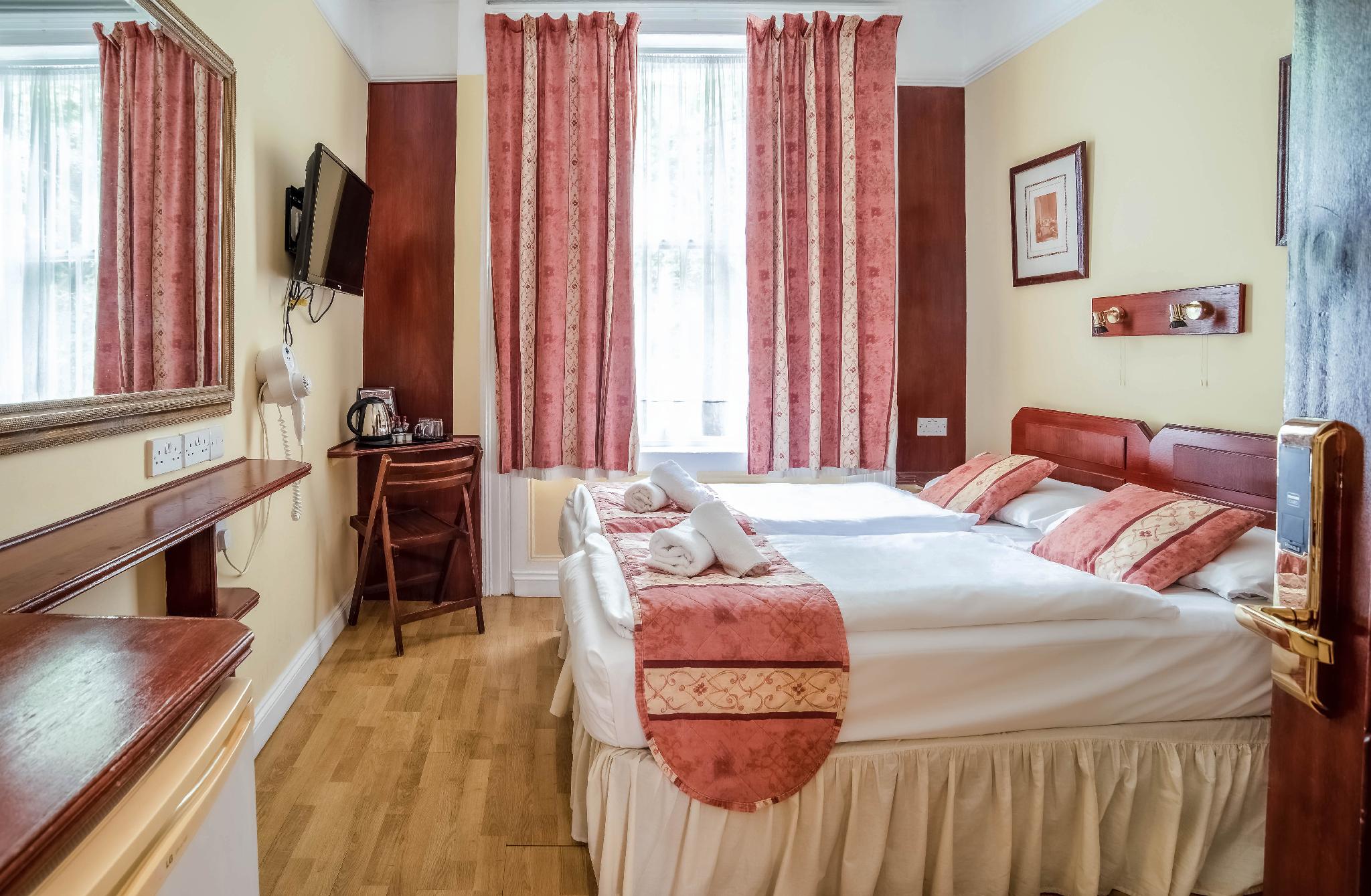 ROOM, TWIN BEDS
