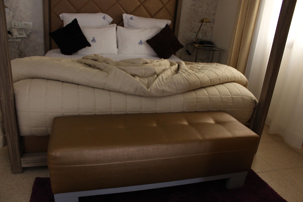 Particular Destiny Suites 15/50