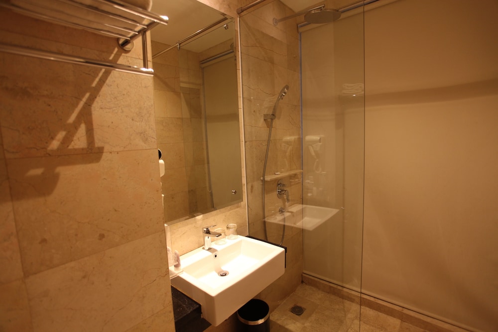 W Three Premier Hotel Makassar 29/29