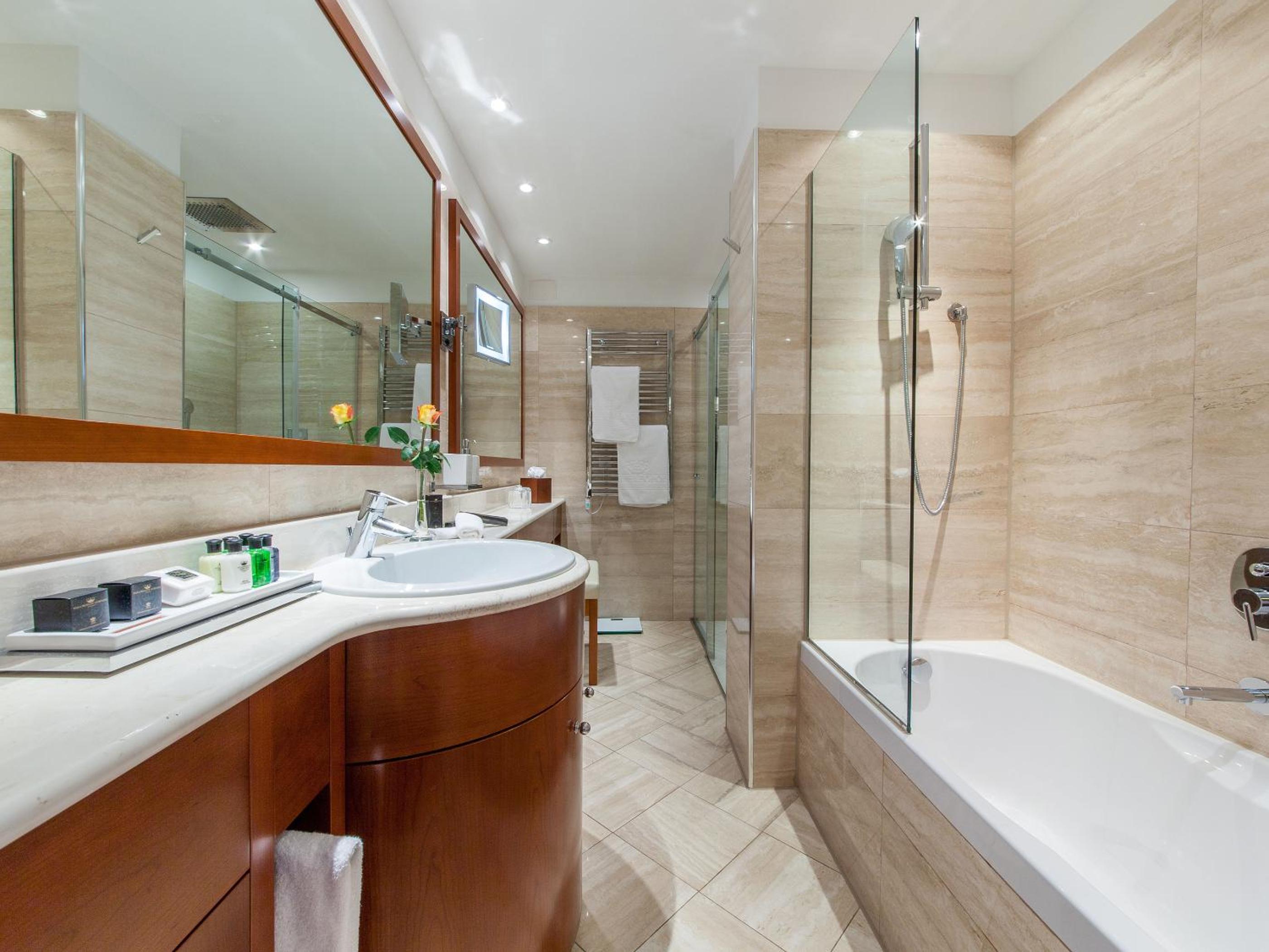 Signature, Lake, Suite, Balcony