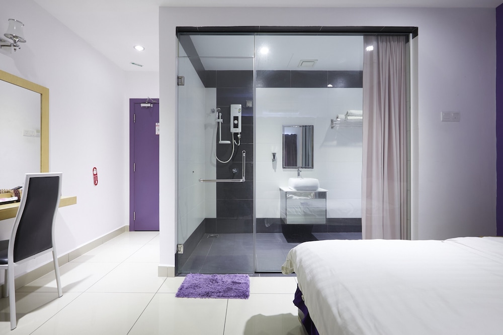 East Sun Hotel by ZUZU 36/91