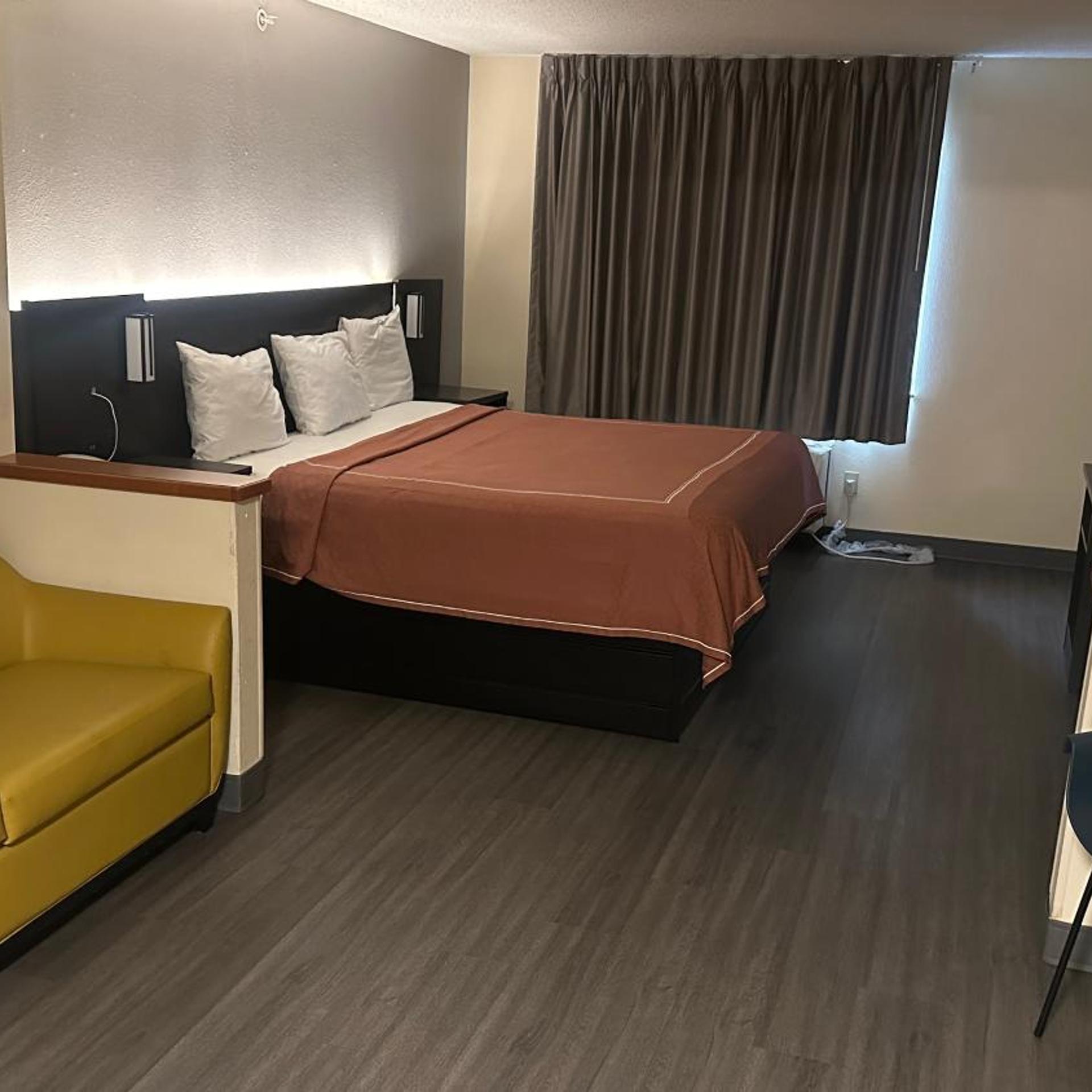 1 King Bed - Suite, Non-Smoking, Micfridge
