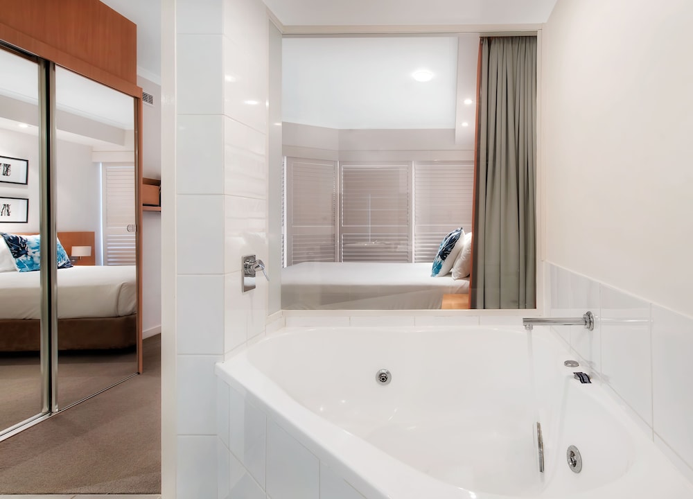 Pelican Waters Resort 8/68