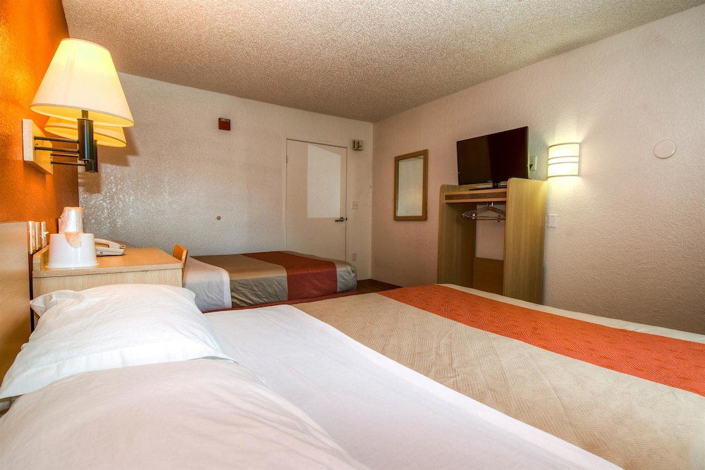 Motel6 Costa Mesa, CA 29/55