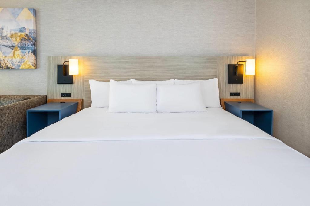 Upgrade, Queen Bed, Accessible