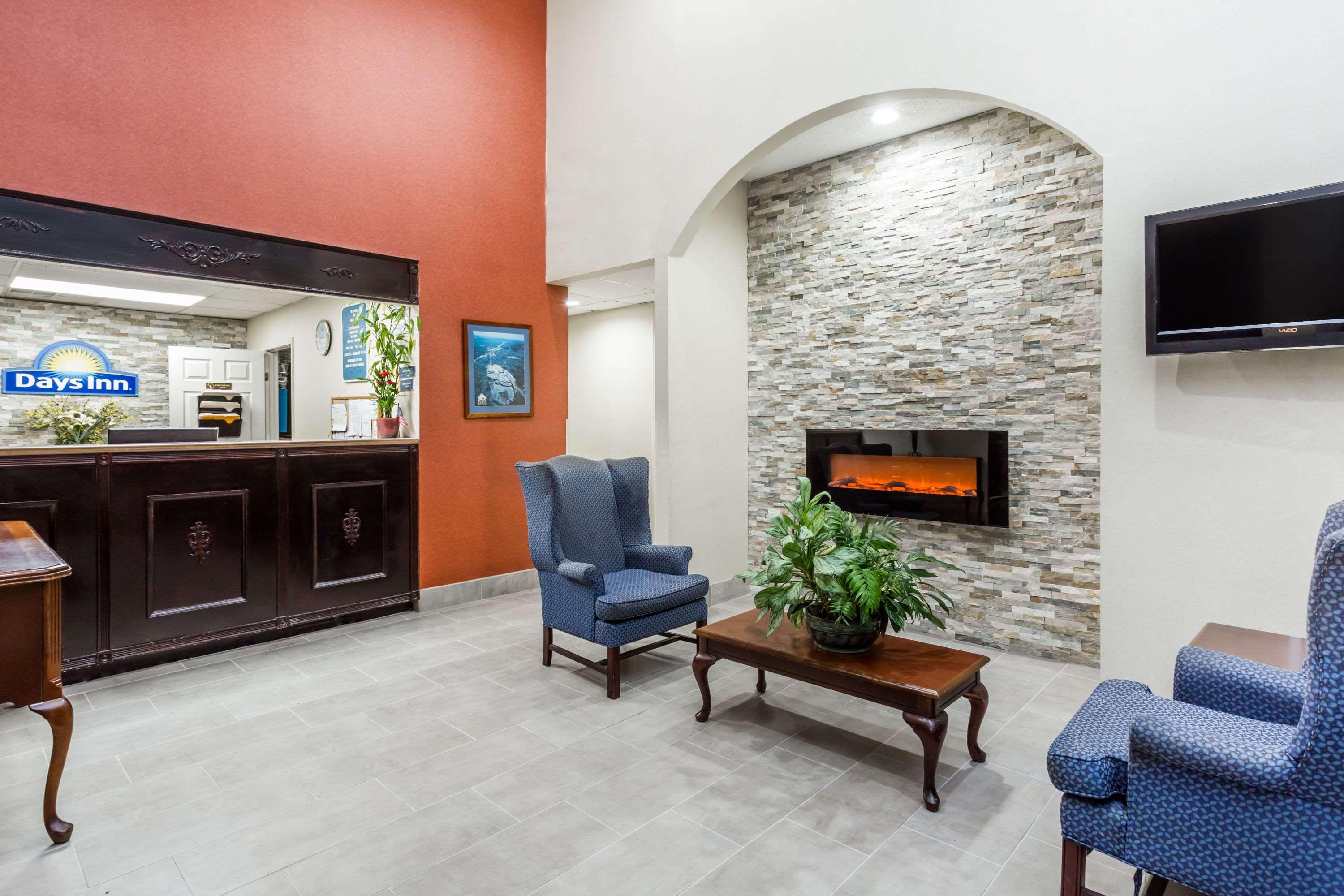 Days Inn by Wyndham Hendersonville 11/17