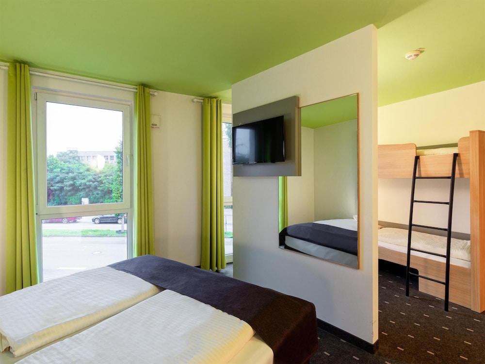 غرفة رباعية بسرير كوين وسرير بطابقين، B&B Hotel Krefeld 3/7