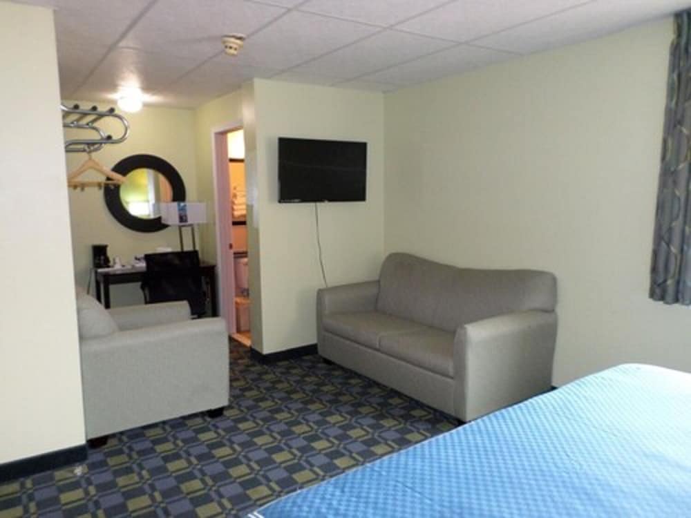 Travelodge by Wyndham Cleveland Lakewood 24/28