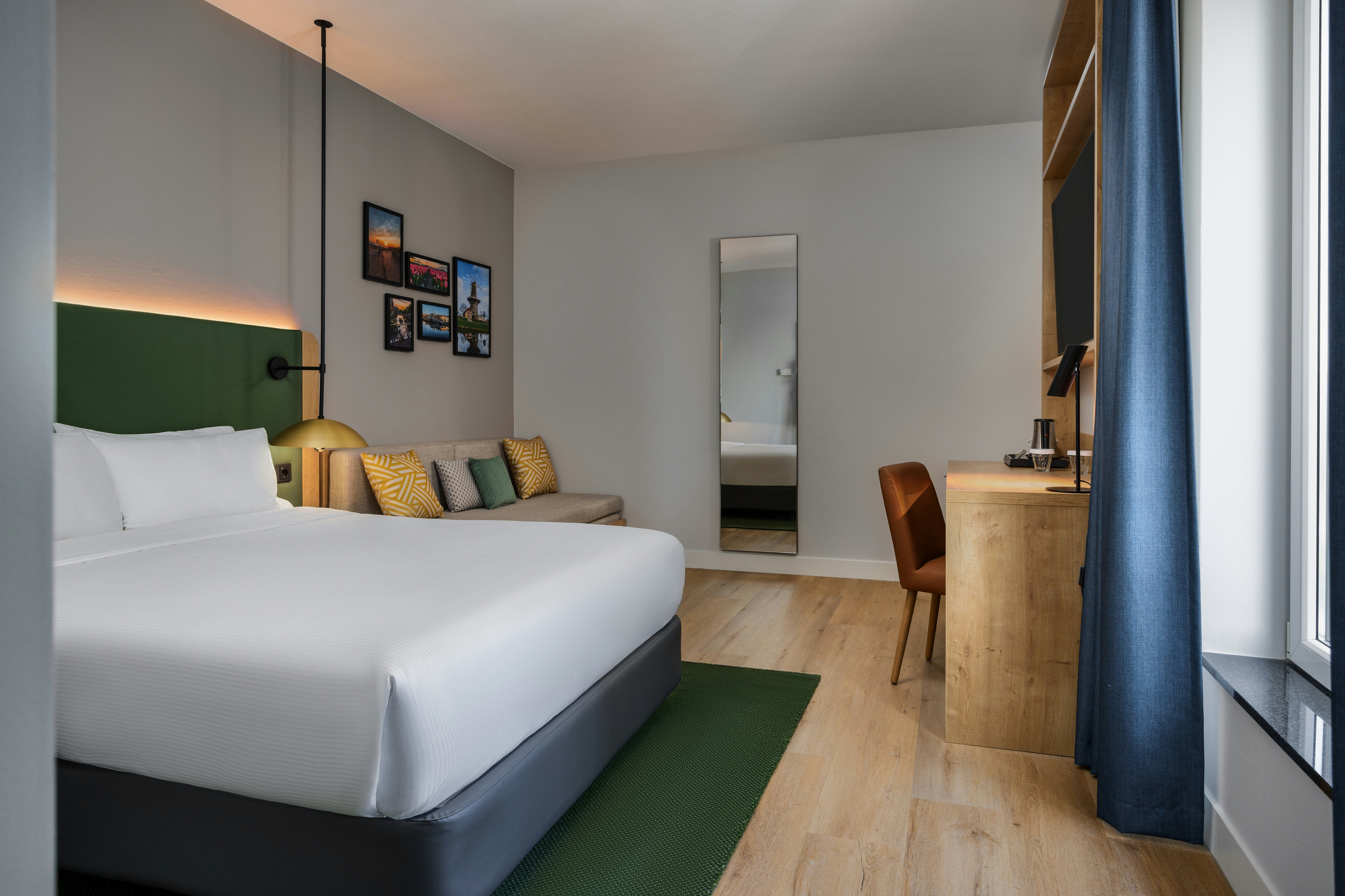 Room, Queen Bed, Sofa