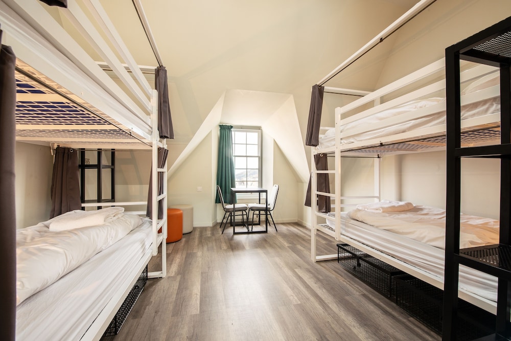 ROOM, 6 BEDS, 3 BUNK BEDS