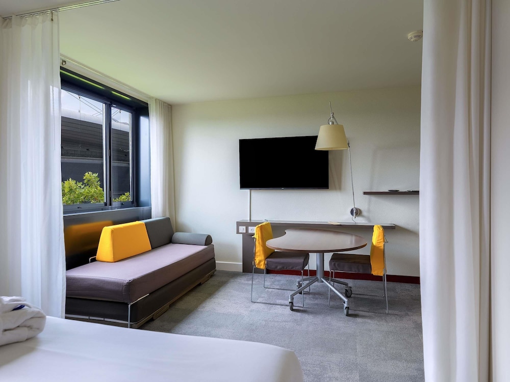 غرفة تنفيذية ثلاثية بسرير مزدوج مع أريكة، Novotel Suites Paris Stade De France 9/10