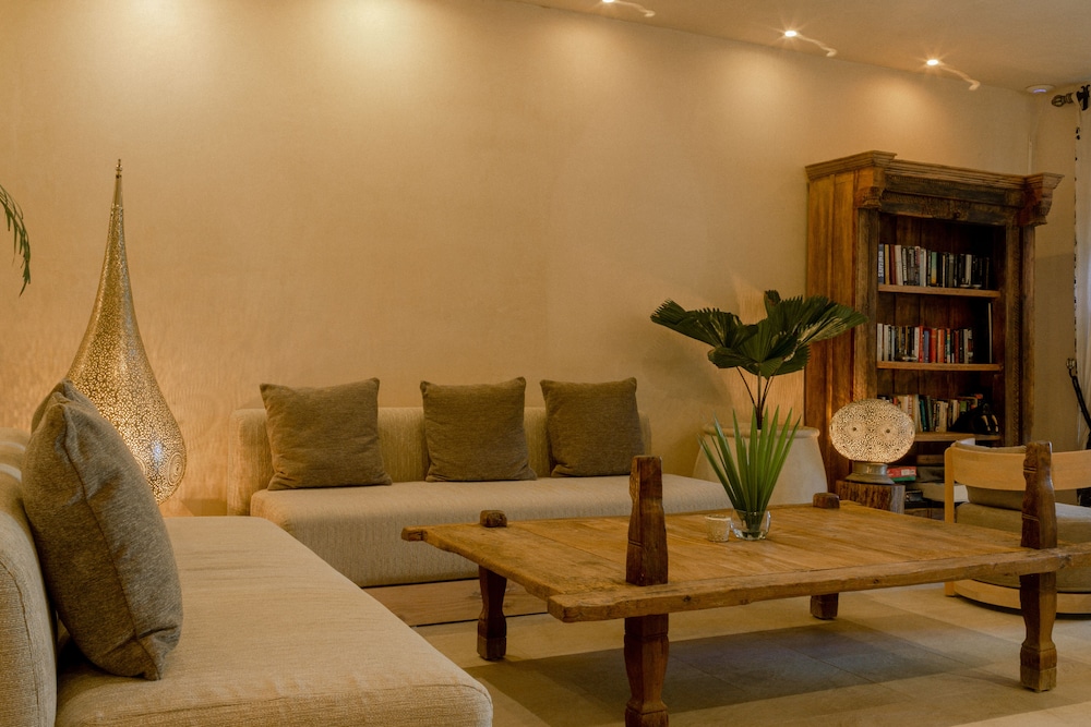 JASHITA HOTEL BOUTIQUE 50/84