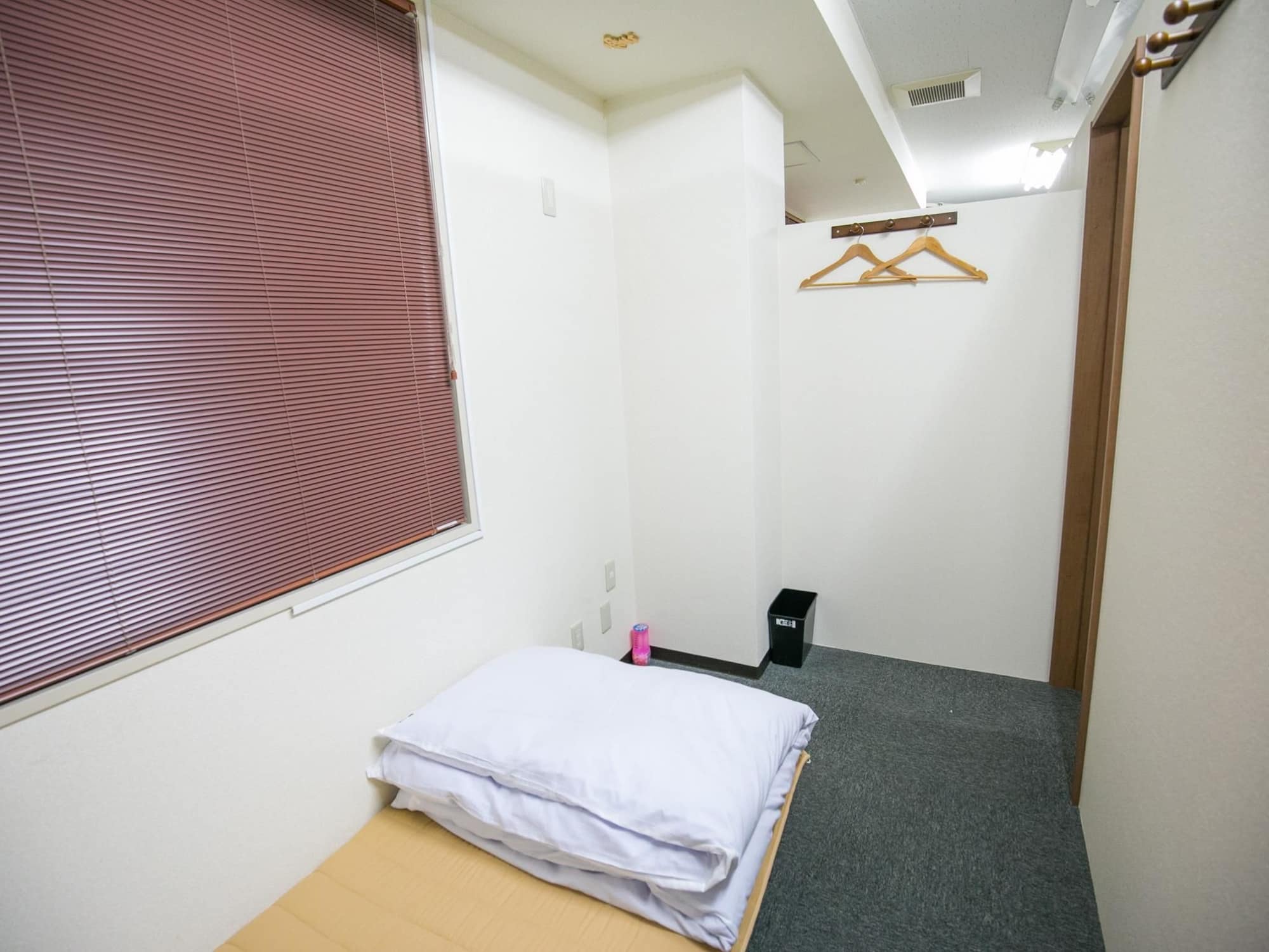 ROOM, SINGLE