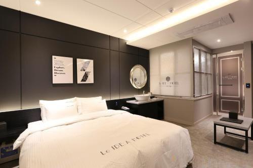 Room, Queen Bed, Sea View
