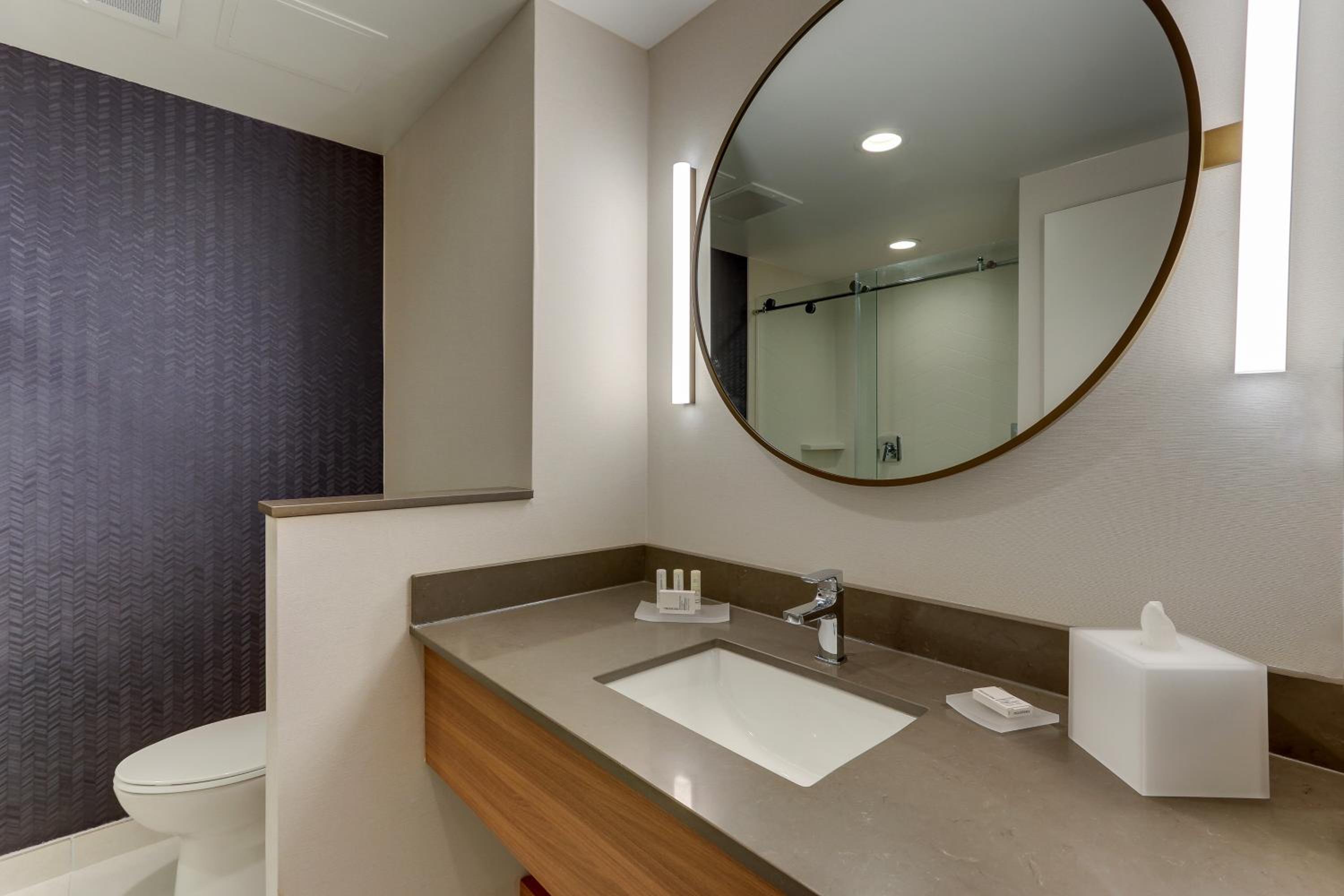 جناح تنفيذي بسرير كينج مع أريكة، Fairfield Inn & Suites by Marriott Asheville Weaverville 7/8
