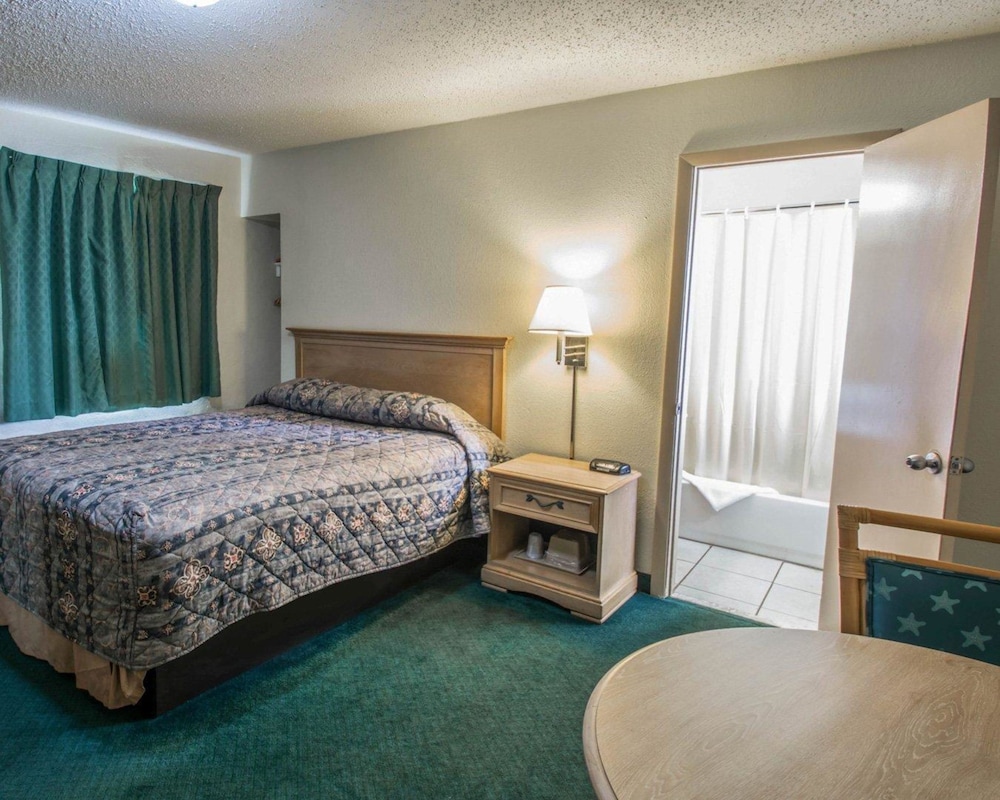 Standard, Queen Bed