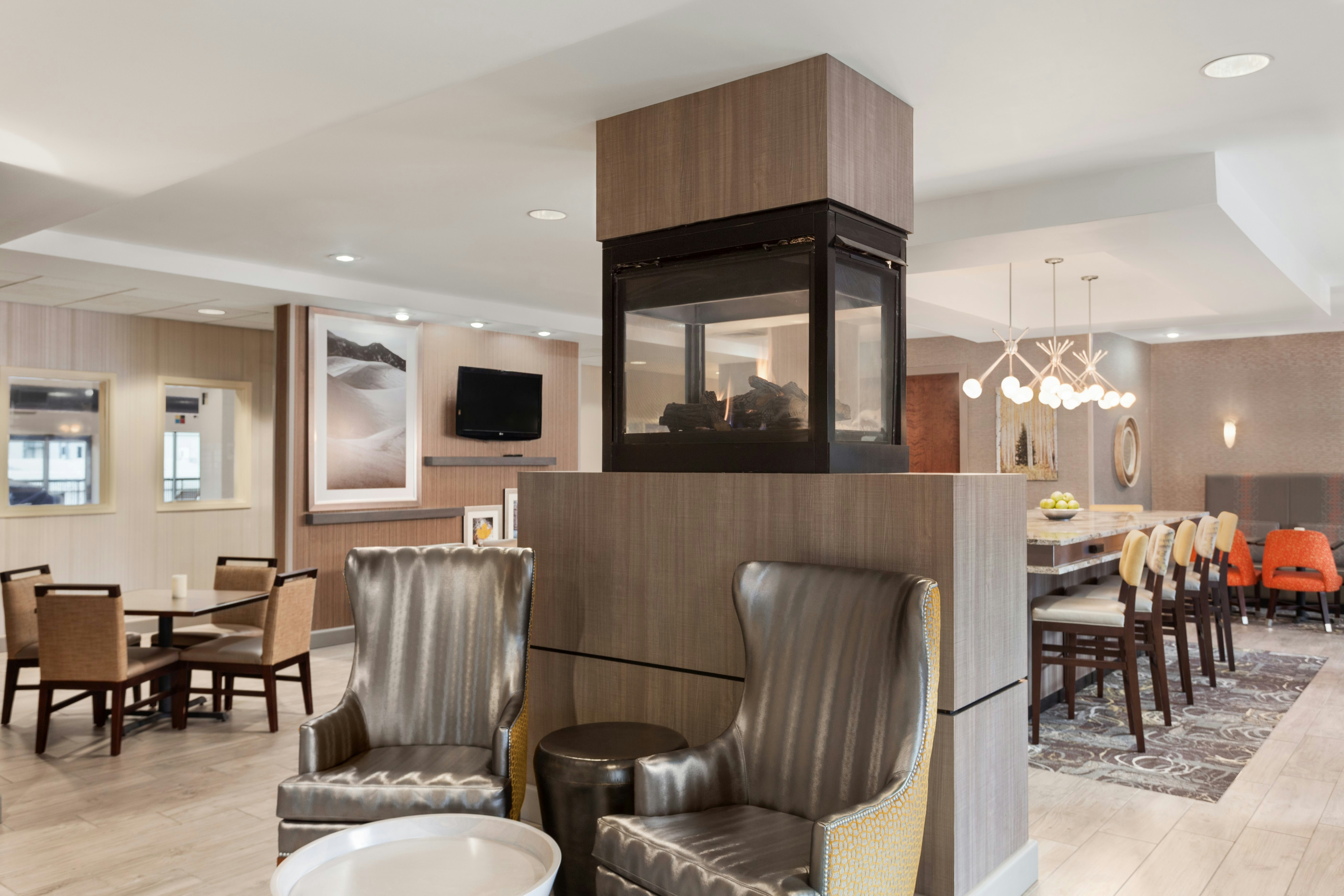 Hampton Inn & Suites Denver-Cherry Creek 8/15
