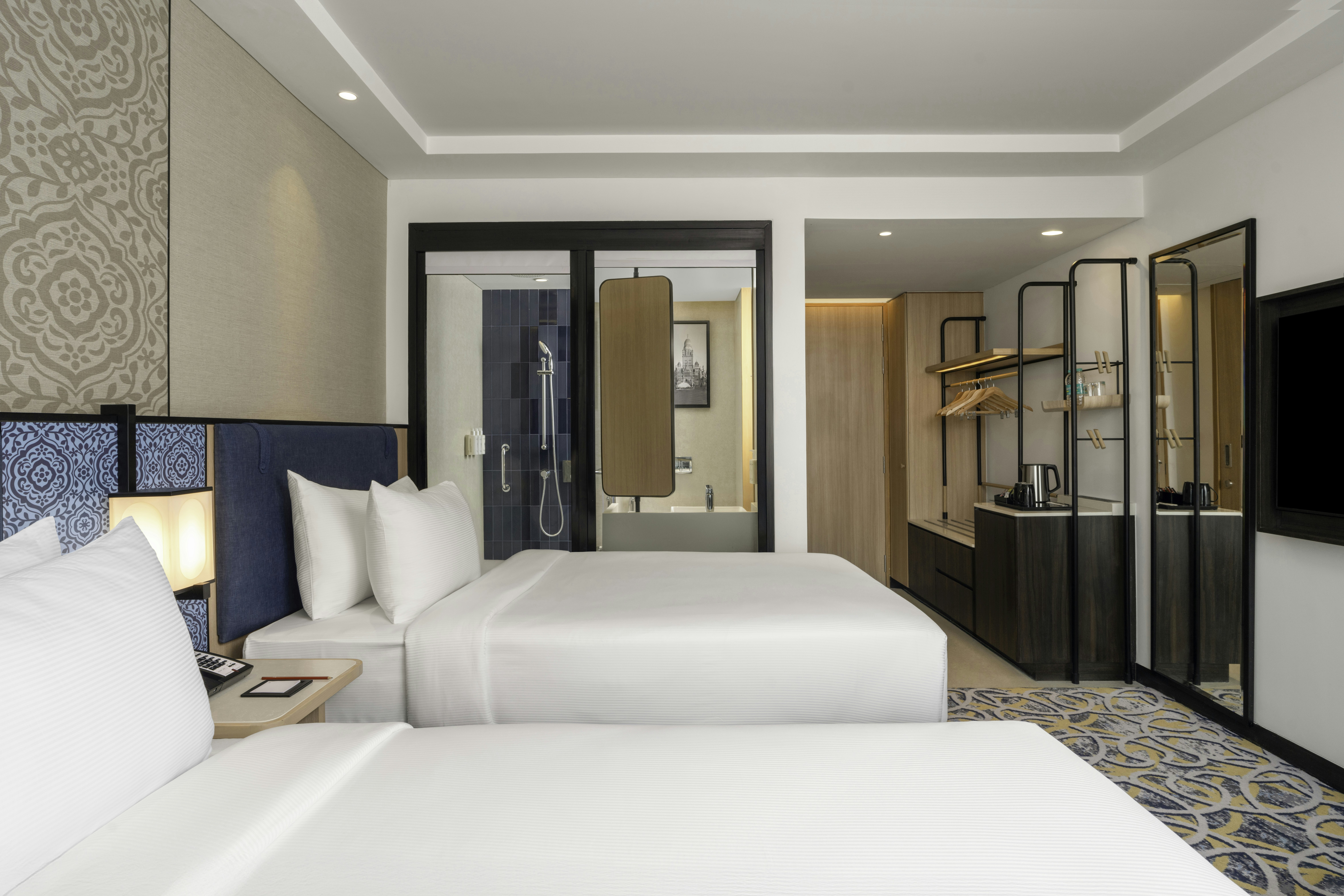 GUEST ROOM, TWIN BEDS, RUNWAY VIEW