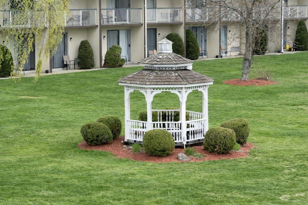 Riverview Inn & Suites 65/69