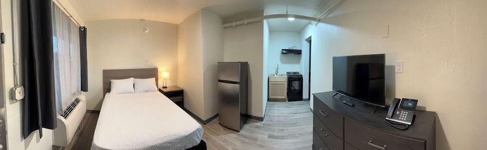 Studio City Suites, a Travelodge by Wyndham 17/37