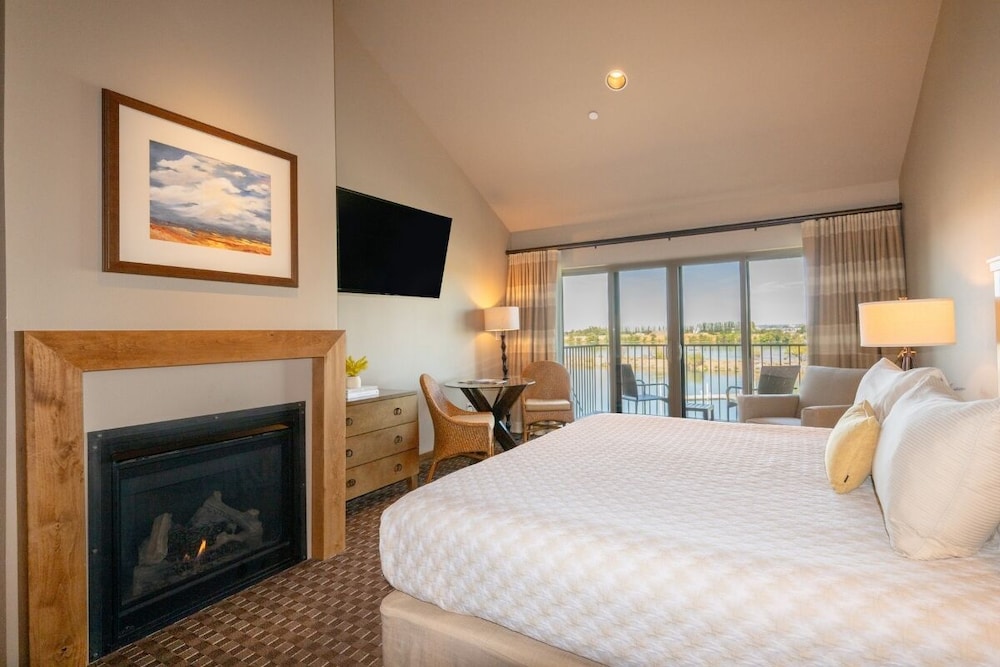 Room, King Bed, River Front, Sofa, Top Floor, Accessible