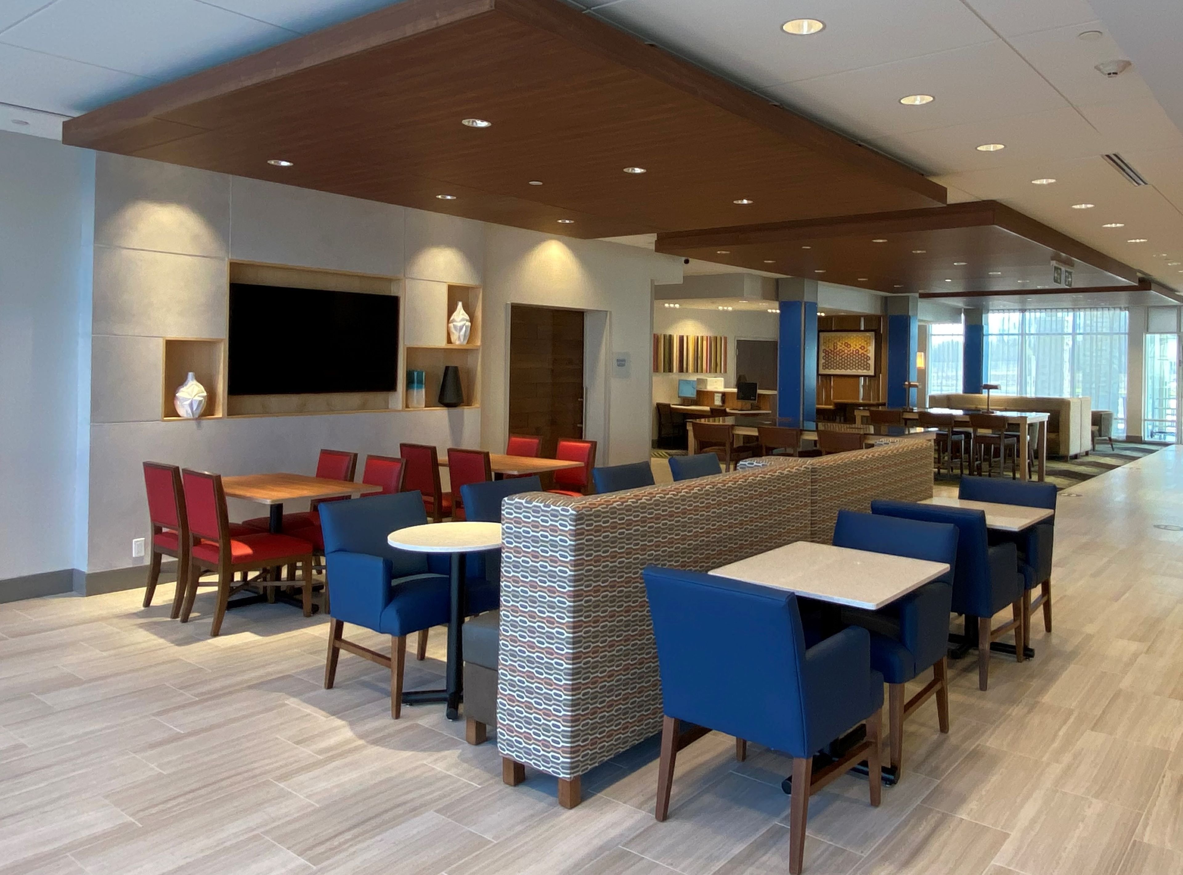 Holiday Inn Express Suites Aurora 56/77