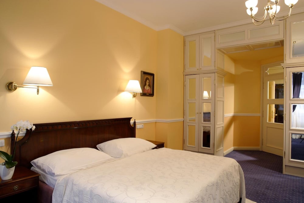 Embassy Hotel 10/40