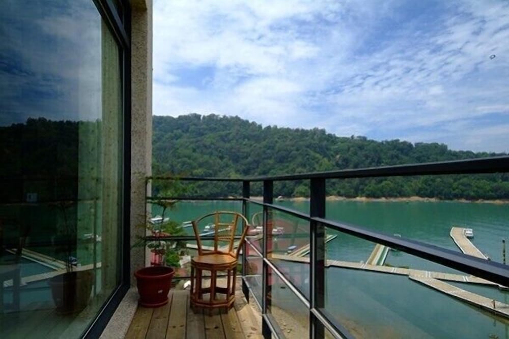 Lake View Hotel 24/47